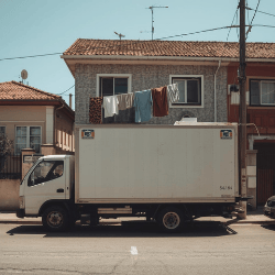 Caminhão em bairro residencial de São Gonçalo