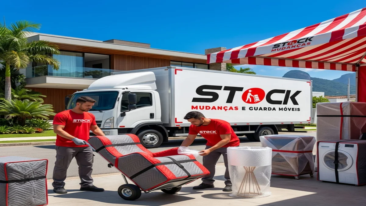 Equipe da Stock Mudanças RJ realizando uma mudança residencial no verão com caminhão personalizado e proteção adequada para móveis durante dias de calor intenso.